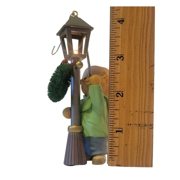 1993 Hallmark Keepsake The Lamplighter Flickering Light Ornament Collectible - Picture 4 of 16